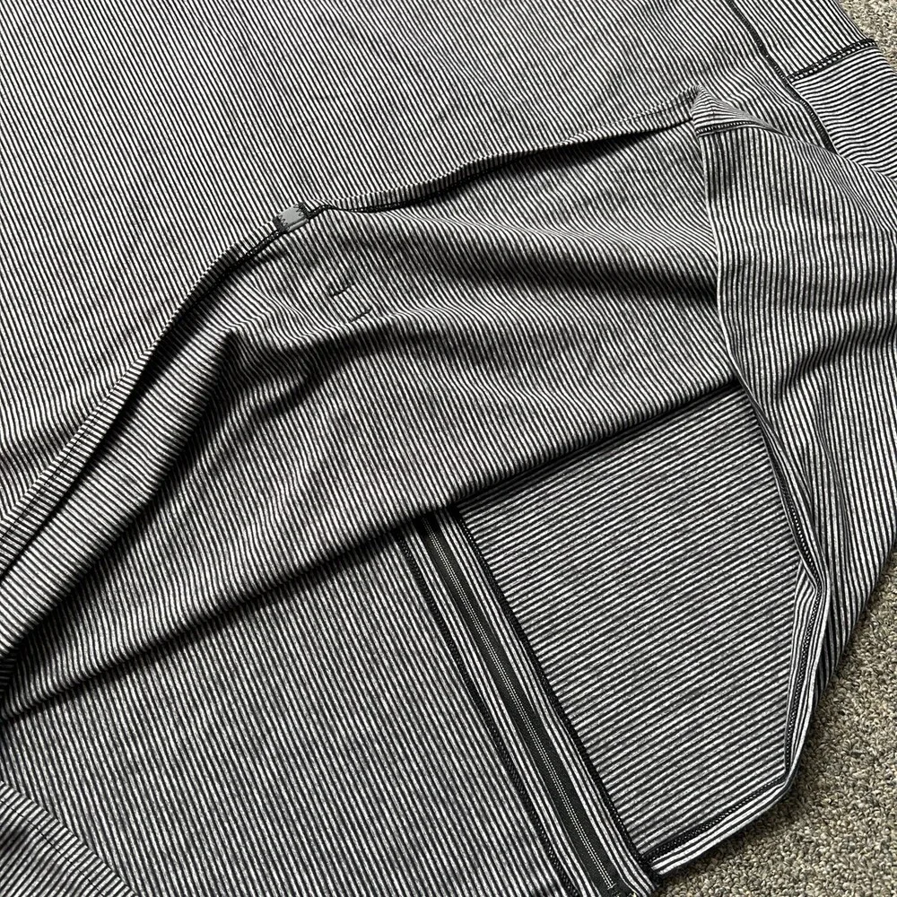 Lululemon Vinyasa Scarf Womens One Size Black Gray Tonka Stripes 28x26‎ Zipper